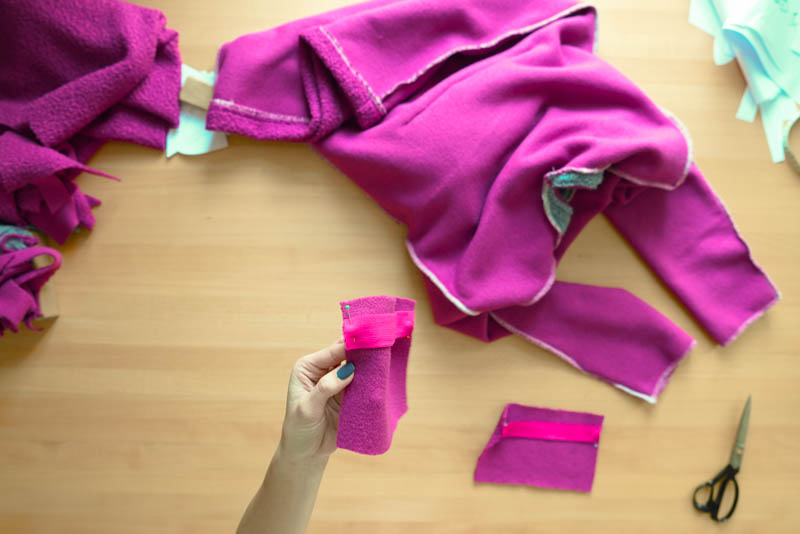 Střih a návod jak ušít chlupatou mikinu s kapucí - rukávy stažené gumičkou