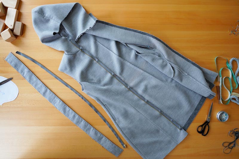 Jak ušít elegantní dámský kabát s podšívkou - všití zipu s podkrytem a nákrytem