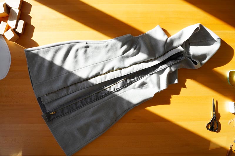 Jak ušít elegantní dámský kabát s podšívkou - všití zipu s podkrytem a nákrytem