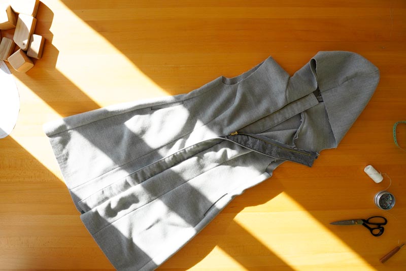 Jak ušít elegantní dámský kabát s podšívkou - všití zipu s podkrytem a nákrytem