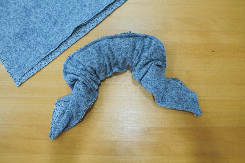 Střih a návod na pánskou mikinu s klokankou a kapucí