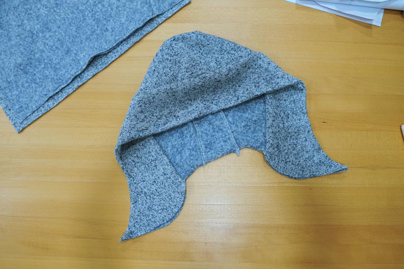 Střih a návod na pánskou mikinu s klokankou a kapucí