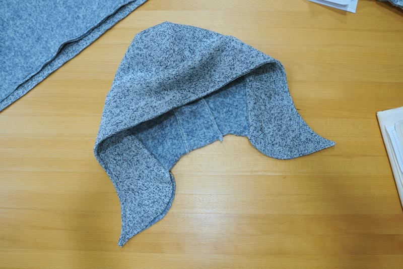 Střih a návod na pánskou mikinu s klokankou a kapucí