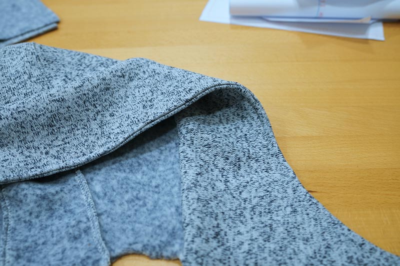 Střih a návod na pánskou mikinu s klokankou a kapucí