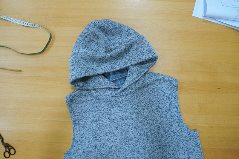 Střih a návod na pánskou mikinu s klokankou a kapucí