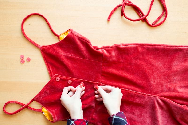 Jak ušít dámský overal - knoflíkové dírky a na šití knoflíků