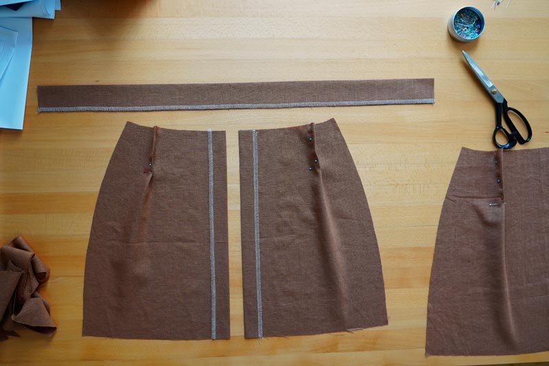 Střih na jednoduchou dámskou minisukni (minimalistickou a nadčasovou) + návod jak ušít sukni krok za krokem . vypracování knoflíkové légy