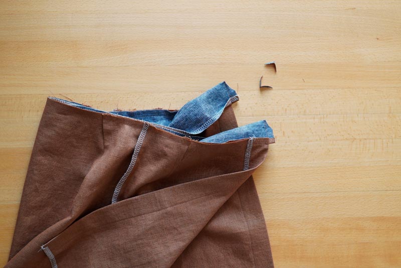 Střih na jednoduchou dámskou minisukni (minimalistickou a nadčasovou) + návod jak ušít sukni krok za krokem - všití pásku do sukně