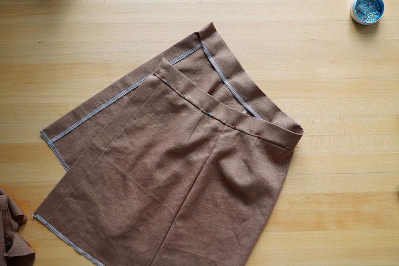 Střih na jednoduchou dámskou minisukni (minimalistickou a nadčasovou) + návod jak ušít sukni krok za krokem - dokončení pásku sukně