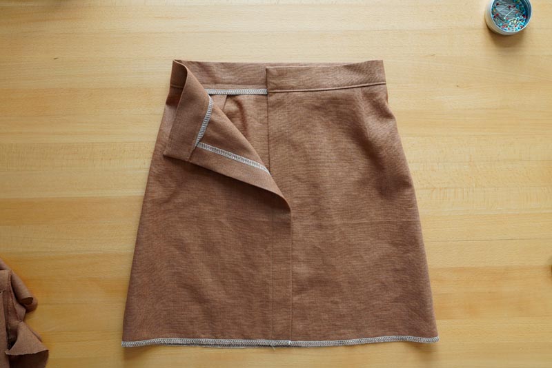 Střih na jednoduchou dámskou minisukni (minimalistickou a nadčasovou) + návod jak ušít sukni krok za krokem - dokončení pásku sukně