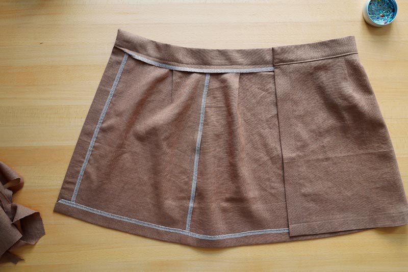 Střih na jednoduchou dámskou minisukni (minimalistickou a nadčasovou) + návod jak ušít sukni krok za krokem - dokončení spodního lemu sukně