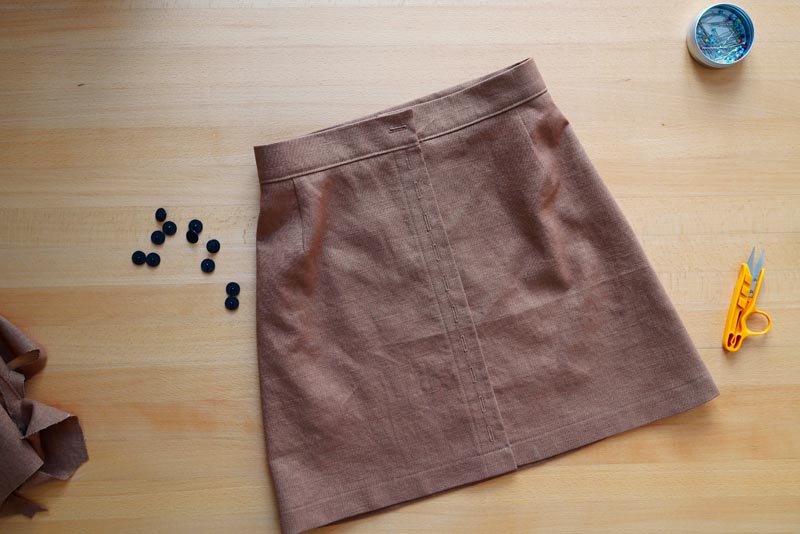 Střih na jednoduchou dámskou minisukni (minimalistickou a nadčasovou) + návod jak ušít sukni krok za krokem - šití knoflíkových dírek