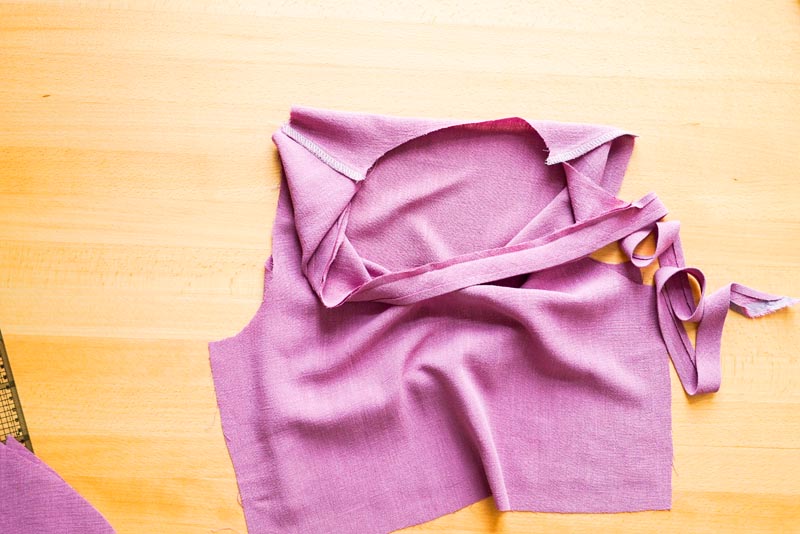 jak ušít dámskou soupravu sukně s kapsami a topu na zavazování - rozparek v zadním dílu živůtku lemovaný šikmým proužkem