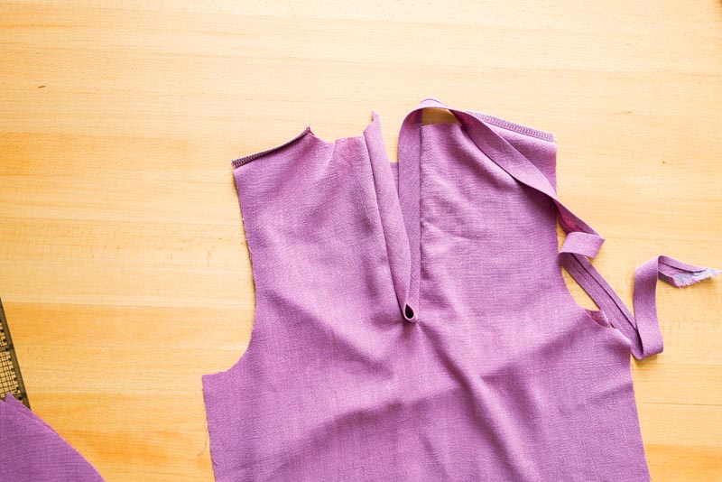 jak ušít dámskou soupravu sukně s kapsami a topu na zavazování - rozparek v zadním dílu živůtku lemovaný šikmým proužkem