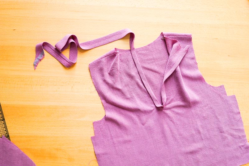 jak ušít dámskou soupravu sukně s kapsami a topu na zavazování - rozparek v zadním dílu živůtku lemovaný šikmým proužkem