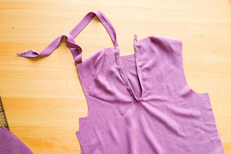 jak ušít dámskou soupravu sukně s kapsami a topu na zavazování - rozparek v zadním dílu živůtku lemovaný šikmým proužkem