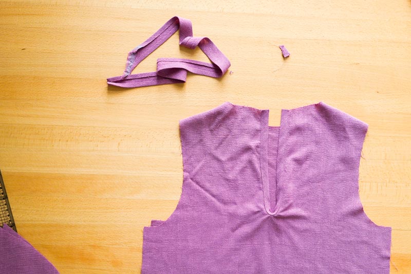 jak ušít dámskou soupravu sukně s kapsami a topu na zavazování - rozparek v zadním dílu živůtku lemovaný šikmým proužkem