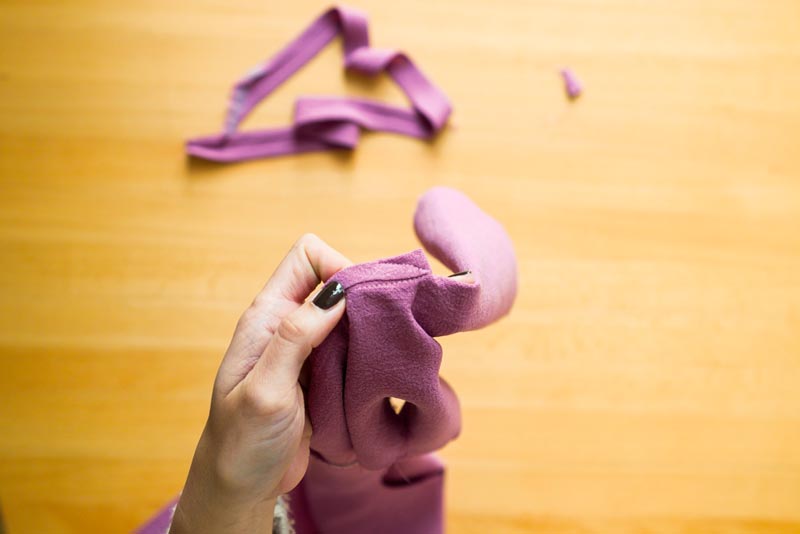 jak ušít dámskou soupravu sukně s kapsami a topu na zavazování - dokončení rozparku v zadním dílu živůtku lemovaném šikmým proužkem