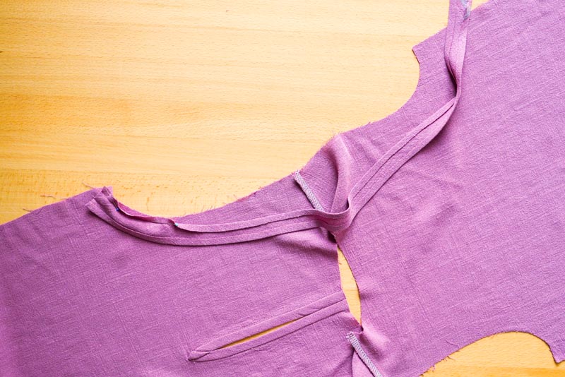 jak ušít dámskou soupravu sukně s kapsami a topu na zavazování - jak lemovat průramek šikmým proužkem