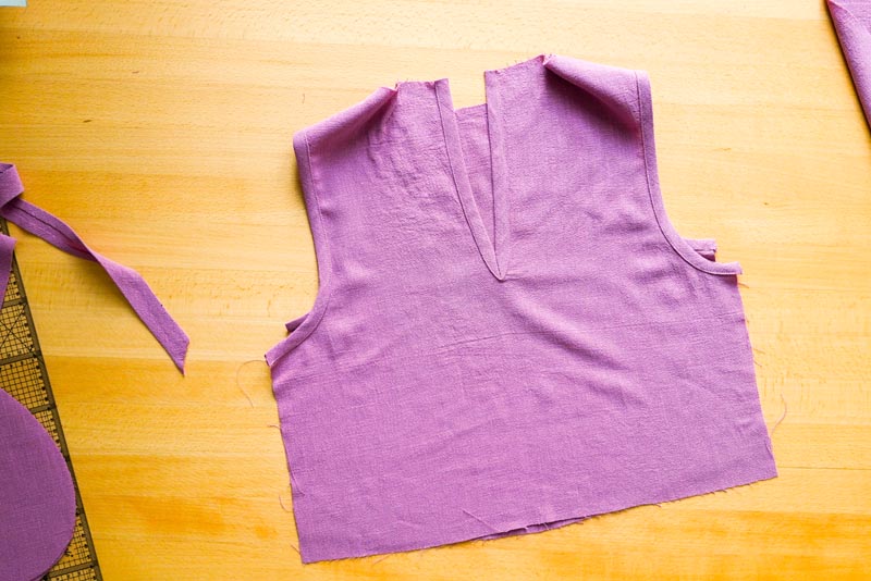 jak ušít dámskou soupravu sukně s kapsami a topu na zavazování - jak lemovat průramek šikmým proužkem