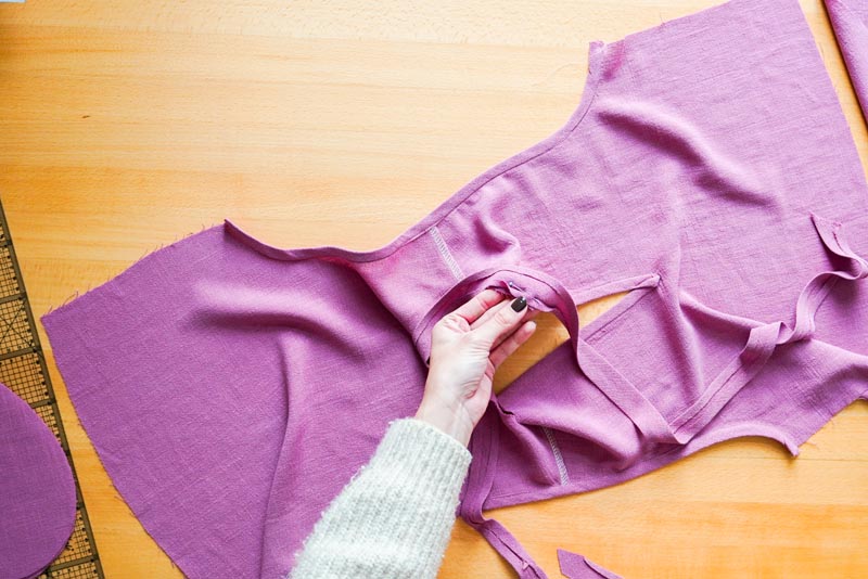 jak ušít dámskou soupravu sukně s kapsami a topu na zavazování - lemování výstřihu šikmým proužkem