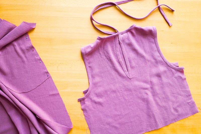 jak ušít dámskou soupravu sukně s kapsami a topu na zavazování - lemování výstřihu šikmým proužkem