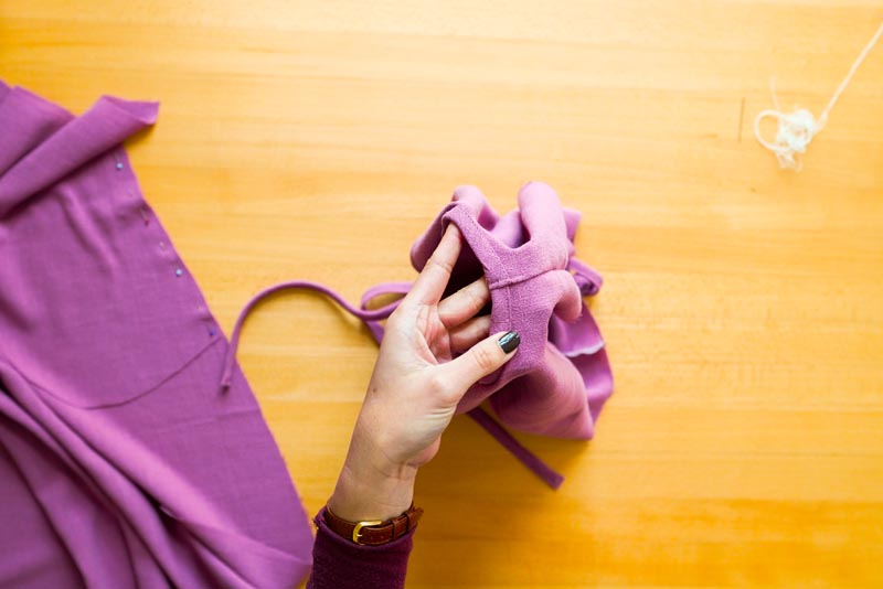 jak ušít dámskou soupravu sukně s kapsami a topu na zavazování - uzávěrka ve švu v průramku