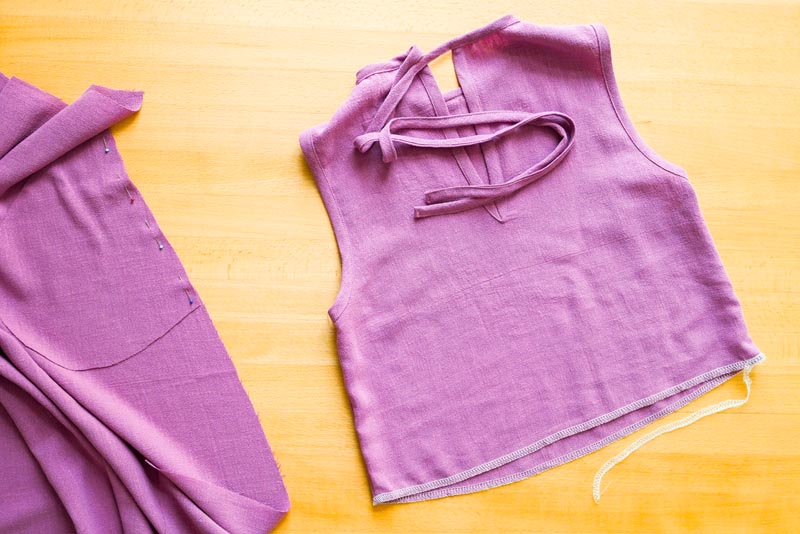 jak ušít dámskou soupravu sukně s kapsami a topu na zavazování - začištění spodního lemu topu