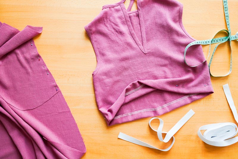 jak ušít dámskou soupravu sukně s kapsami a topu na zavazování - začištění spodního lemu topu