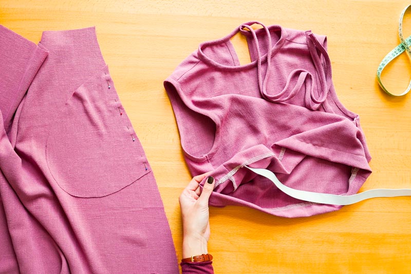 jak ušít dámskou soupravu sukně s kapsami a topu na zavazování - vsunutí gumy do pasu halenky / topu