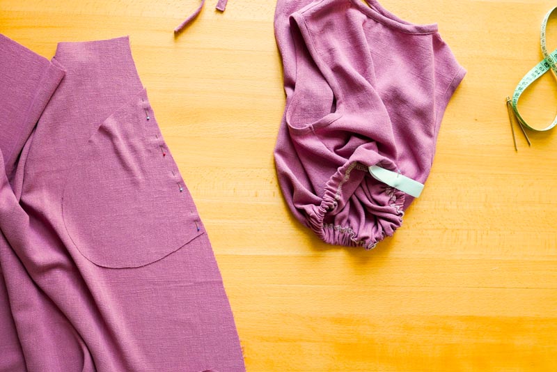 jak ušít dámskou soupravu sukně s kapsami a topu na zavazování - vsunutí gumy do pasu halenky / topu