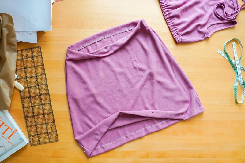 jak ušít dámskou soupravu sukně s kapsami a topu na zavazování - koncová záložka spodního lemu a pasu sukně