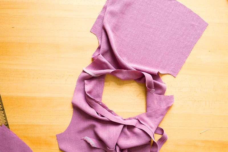 jak ušít dámskou soupravu sukně s kapsami a topu na zavazování - rozparek v zadním dílu živůtku lemovaný šikmým proužkem