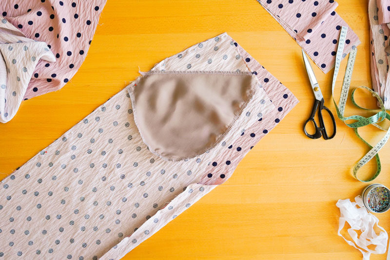 Střih a návod jak ušít dámské široké letní kalhoty UNWIND - sešití bočních a krokových švů