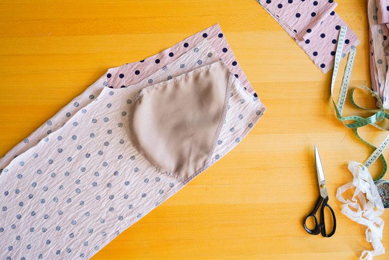 Střih a návod jak ušít dámské široké letní kalhoty UNWIND - sešití bočních a krokových švů