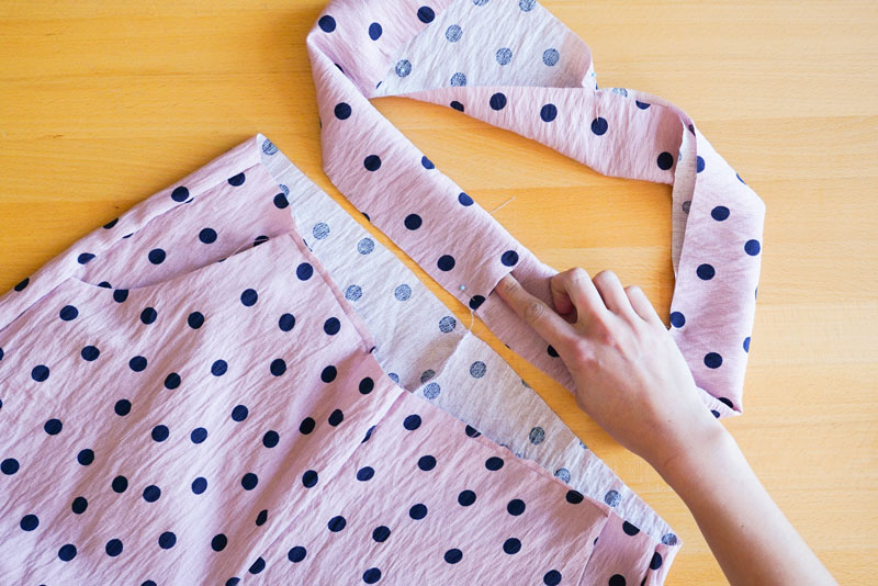 Střih a návod jak ušít dámské široké letní kalhoty UNWIND - Vypracování tunýlku v pase pro gumu