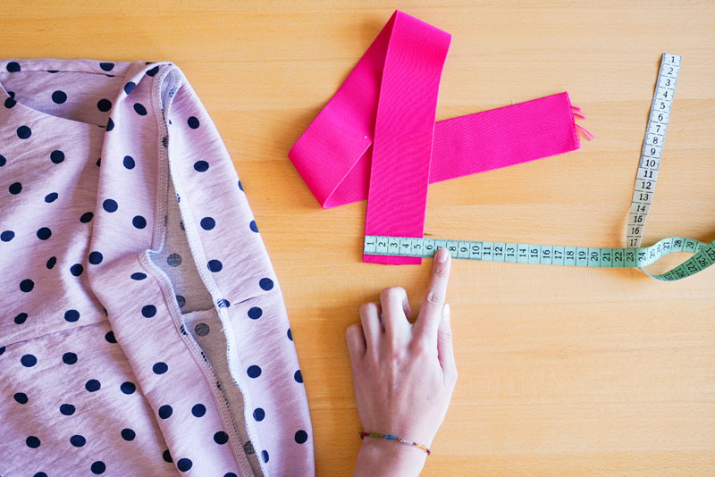 Střih a návod jak ušít dámské široké letní kalhoty UNWIND - Dokončení gumy v pase