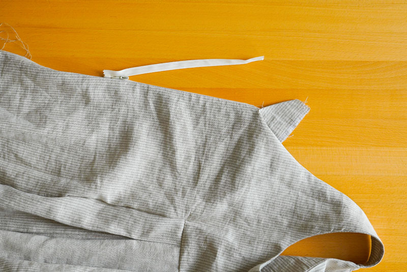 Střih a návod jak ušít pohodlné dámské šaty - skrytý zip