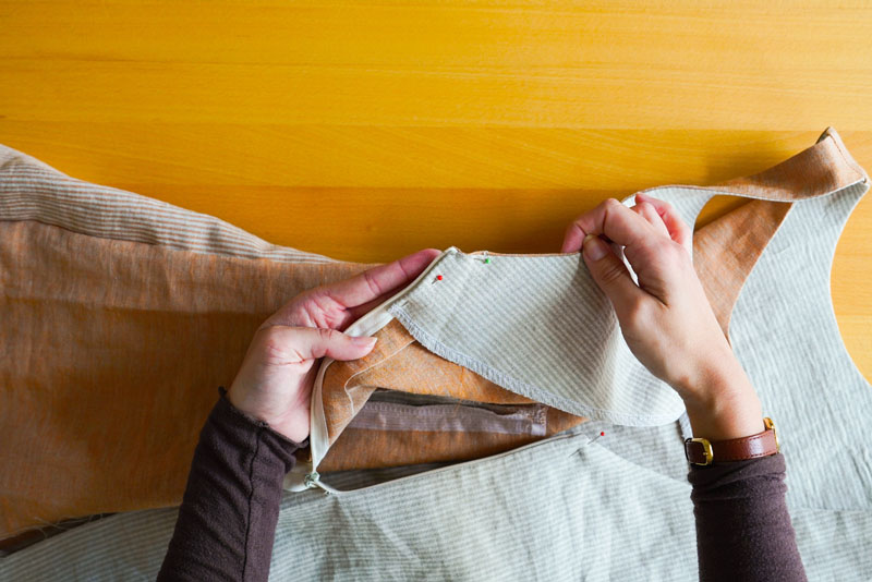 Střih a návod jak ušít pohodlné dámské šaty - zadní středový šev, skrytý zip a podsádka