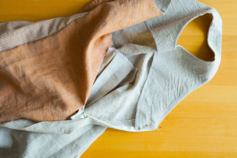 Střih a návod jak ušít pohodlné dámské šaty - zadní středový šev, skrytý zip a podsádka