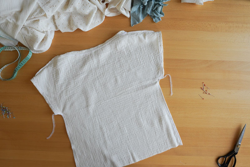 Střih a návod na šití pro začátečníky - -jednoduché dámské tričko s přinechanými rukávy a lodičkovým výstřihem