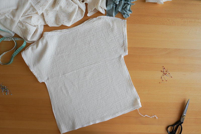 Střih a návod na šití pro začátečníky - -jednoduché dámské tričko s přinechanými rukávy a lodičkovým výstřihem