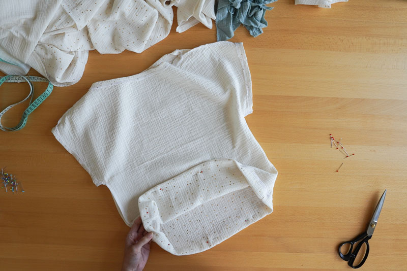 Střih a návod na šití pro začátečníky - -jednoduché dámské tričko s přinechanými rukávy a lodičkovým výstřihem