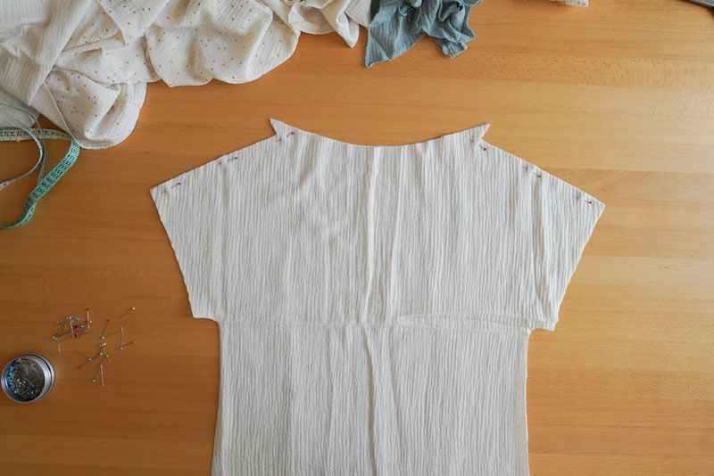 Střih a návod na šití pro začátečníky - -jednoduché dámské tričko s přinechanými rukávy a lodičkovým výstřihem