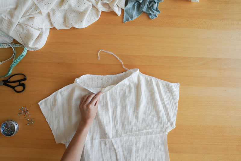 Střih a návod na šití pro začátečníky - -jednoduché dámské tričko s přinechanými rukávy a lodičkovým výstřihem