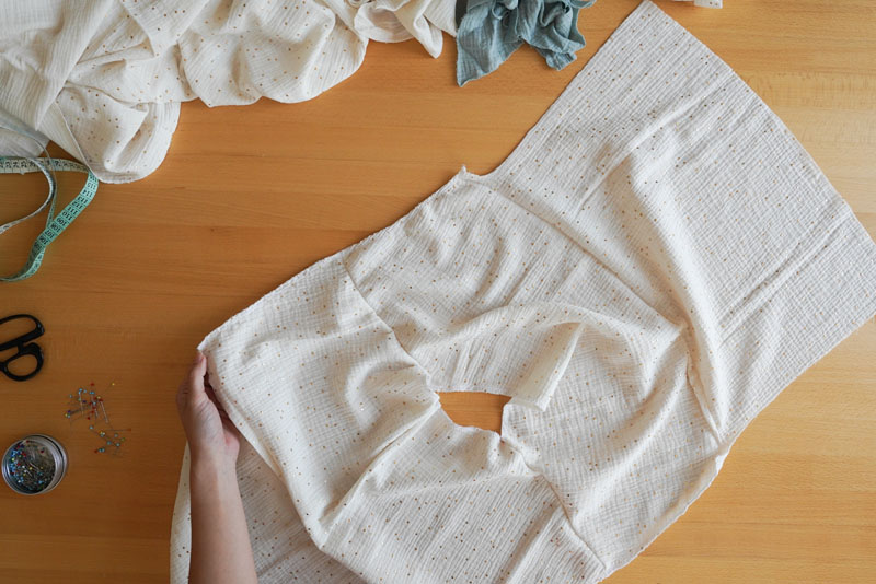 Střih a návod na šití pro začátečníky - -jednoduché dámské tričko s přinechanými rukávy a lodičkovým výstřihem