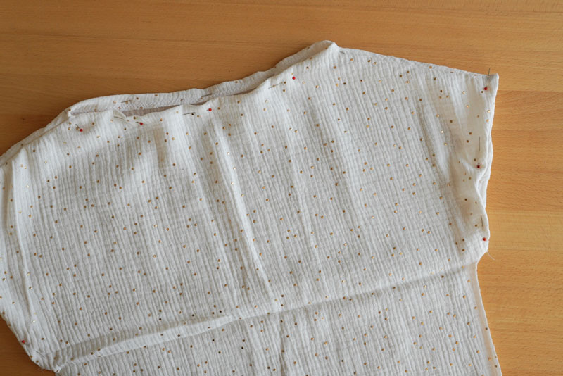 Střih a návod na šití pro začátečníky - -jednoduché dámské tričko s přinechanými rukávy a lodičkovým výstřihem