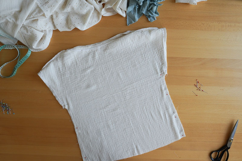 Střih a návod na šití pro začátečníky - -jednoduché dámské tričko s přinechanými rukávy a lodičkovým výstřihem