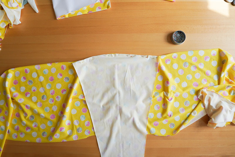 Detailní foto návod jak ušít jednoduché dámské tričkové šaty s hlubokým rozparkem z úpletu