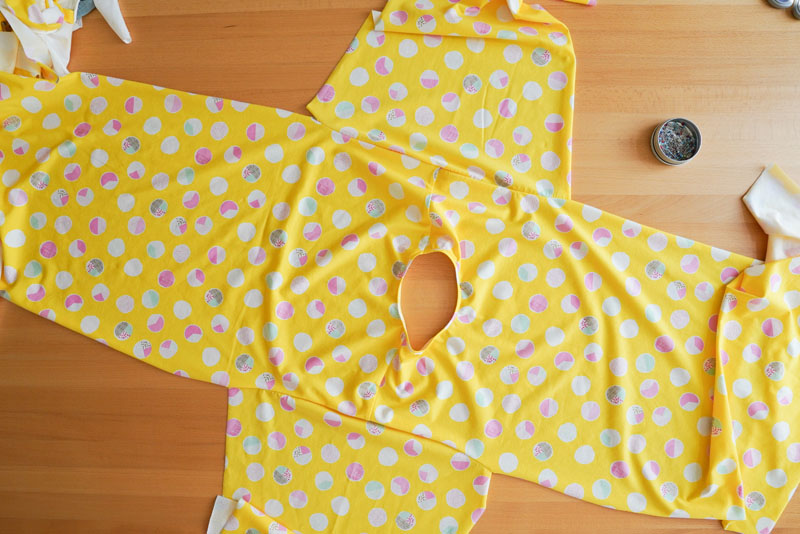 Detailní foto návod jak ušít jednoduché dámské tričkové šaty s hlubokým rozparkem z úpletu